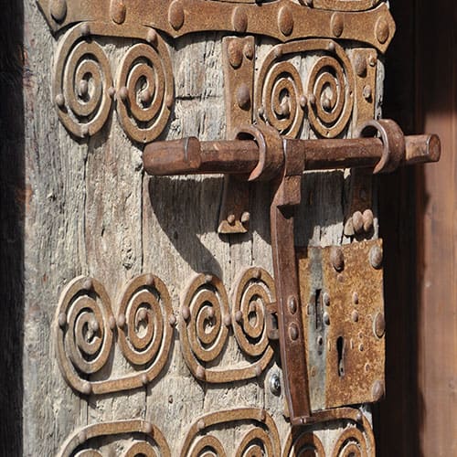 boulon en fer sur porte médiévale 